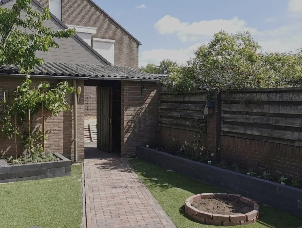 Kunstgras met klinkerpad